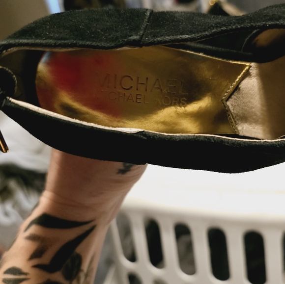 Michael Kors black heels. Gold zipper. Size 8 - Picture 4 of 4